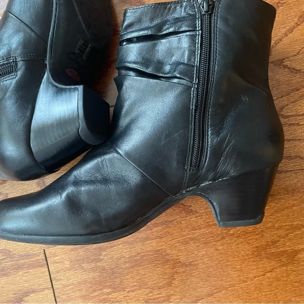 Clark woman 9 1/2 extra white woman boots